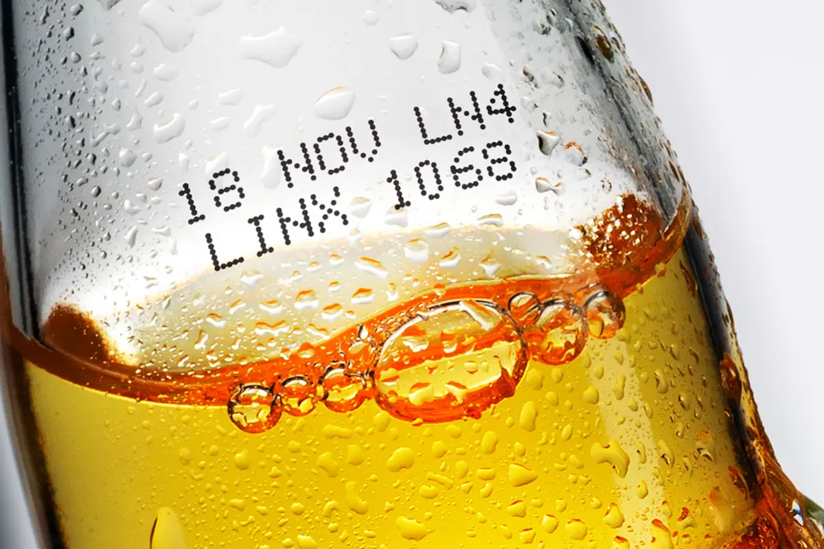 Kennzeichnung mit schwarzer Tinte auf Glasflasche