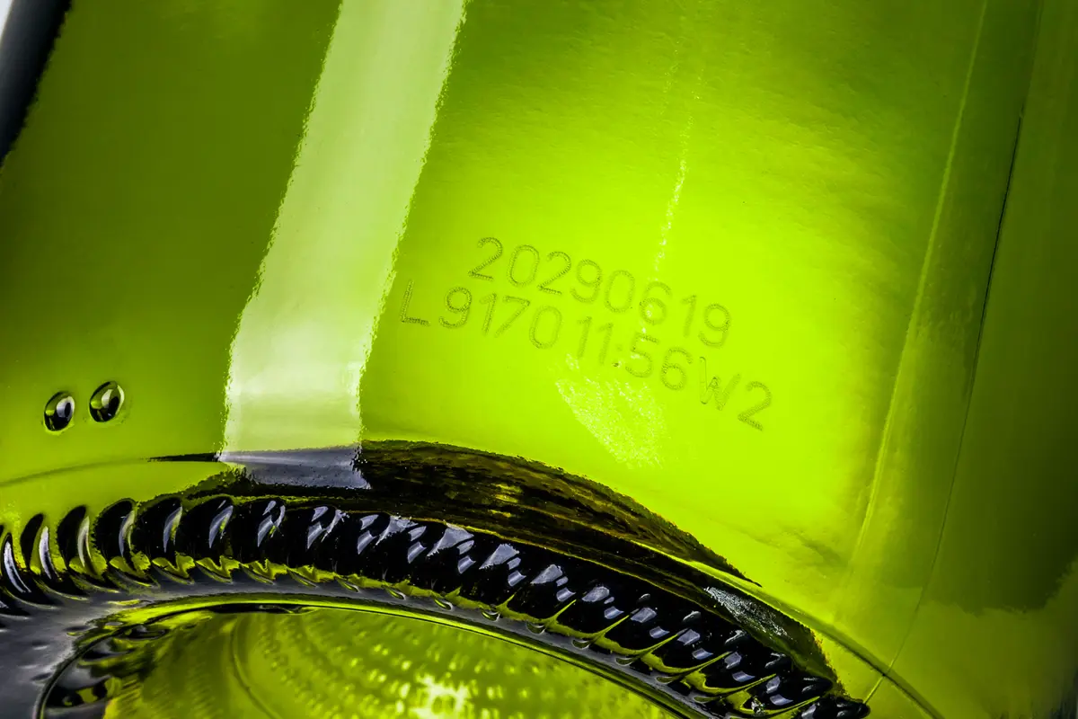 Kennzeichnung mit Laser auf grüner Glasflasche