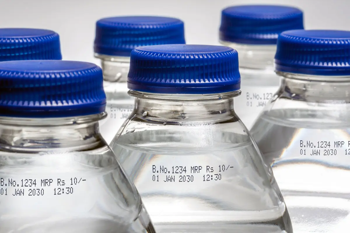 schwarze Tinte auf Flaschen