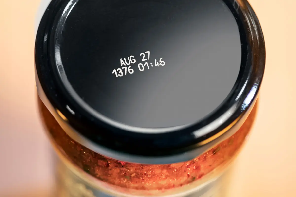 Lasermarkierung auf Metalldeckel von Lebensmittelglas