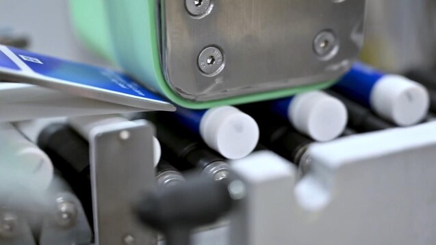 Detailaufnahme einer vollautomatischen Etikettierung von zylindrischen Produkten mittels der Etikettiermaschine Geset 225