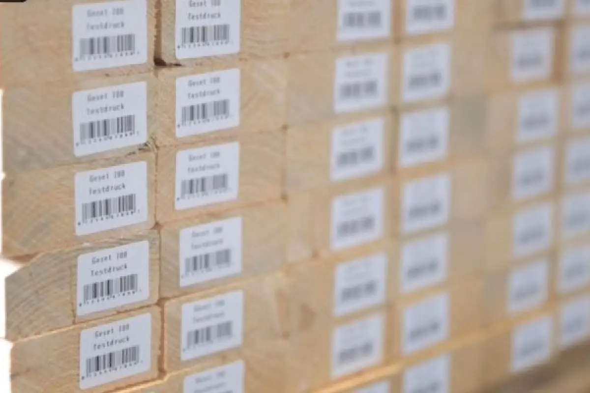 Barcode Etiketten auf zugeschnittenen Holzbalken