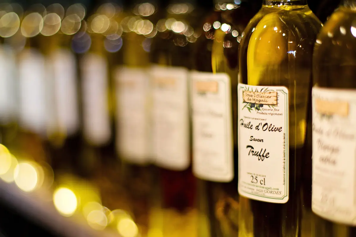 Etiketten auf Olivenölflaschen