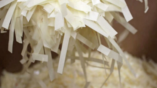 Geschreddertes Etiketten-Trägermaterial wird recycelt