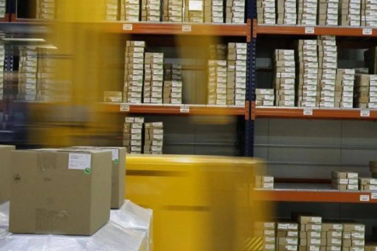 warehouse logistics ecommerce pixabay 900x400