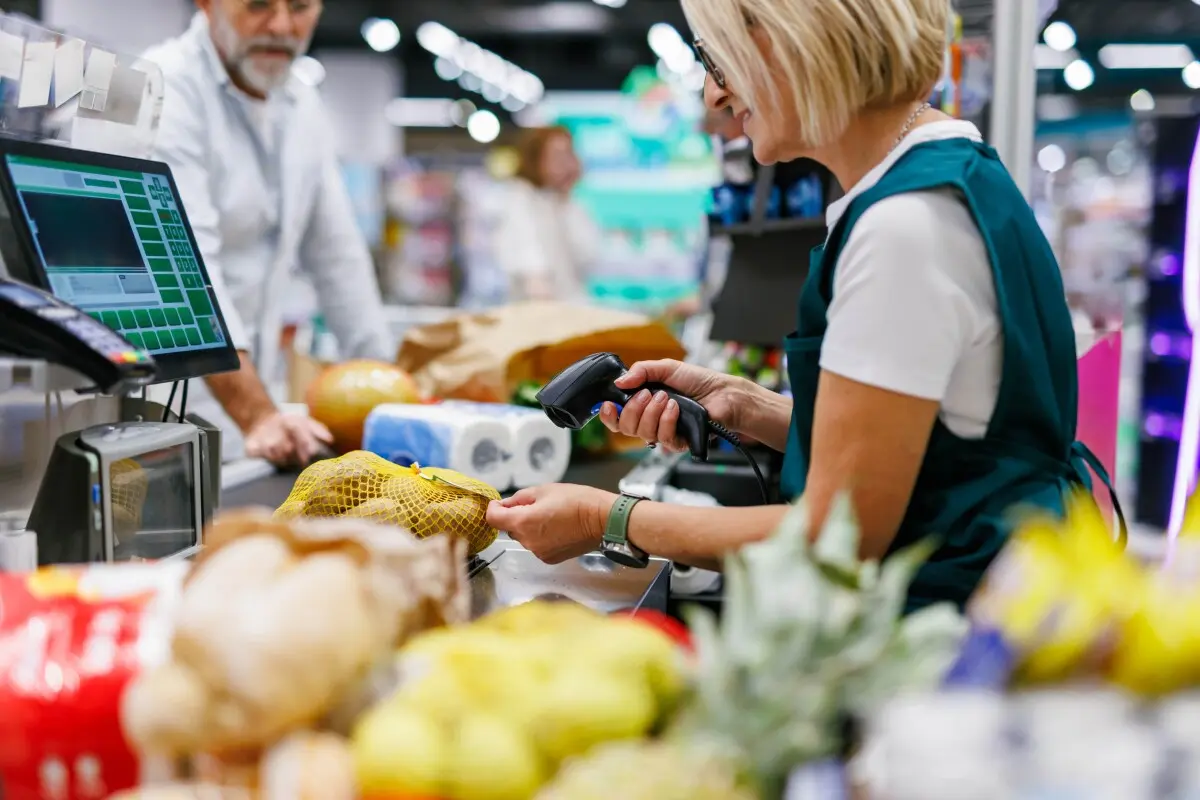 Cash register decoding a 2D barcode