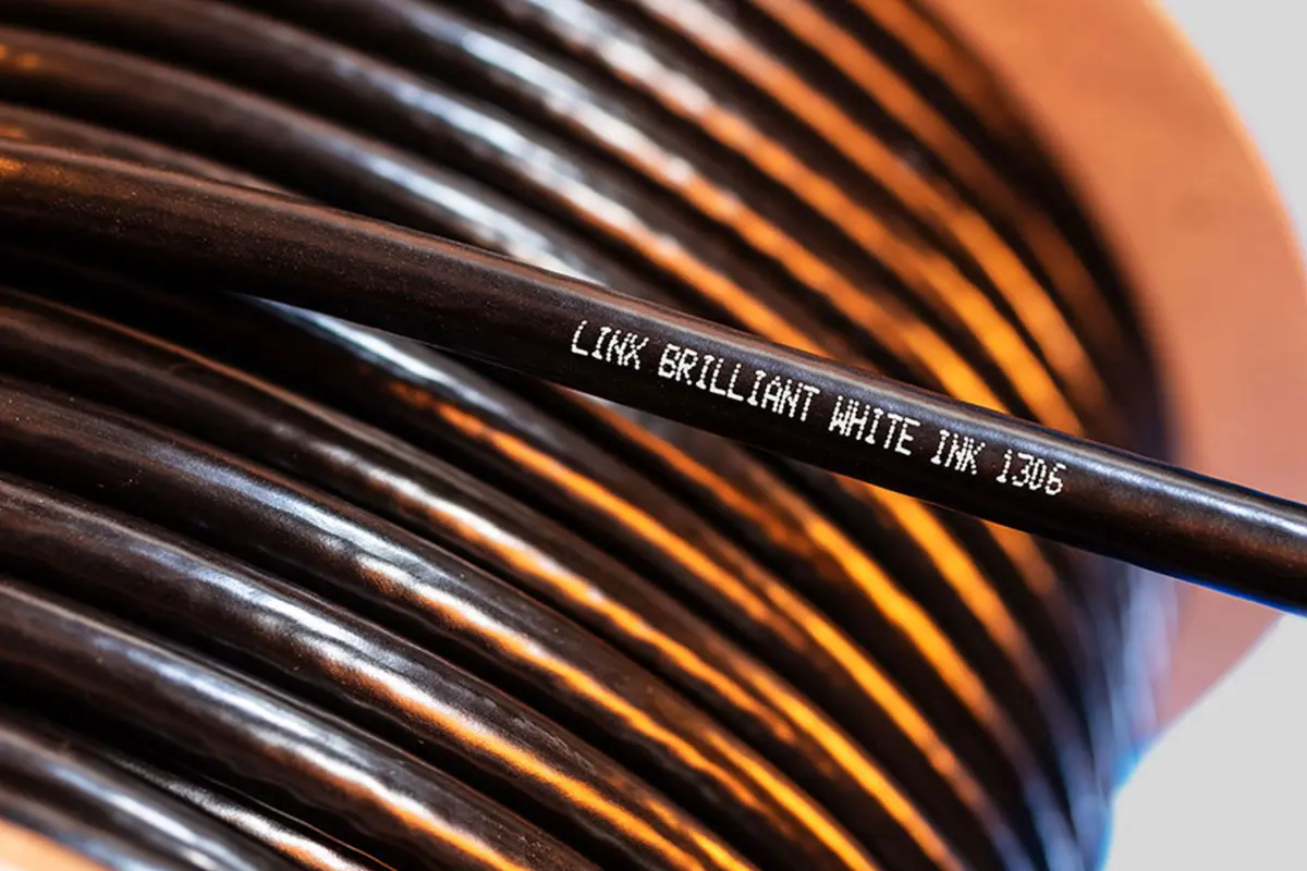 weiße pigmentierte Tinte auf schwarzer Kabelspule