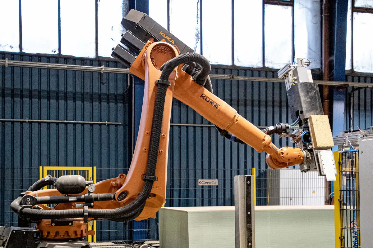 Labeling system and robot applying pallet labels