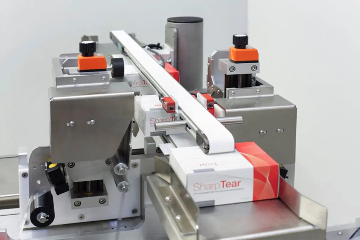 Compact labelling machine for pharmaceuticals and cosmetics
